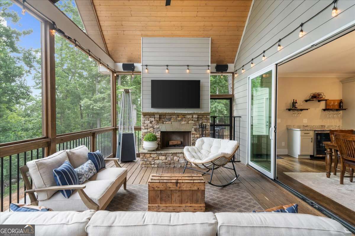 7560 Crestline Drive