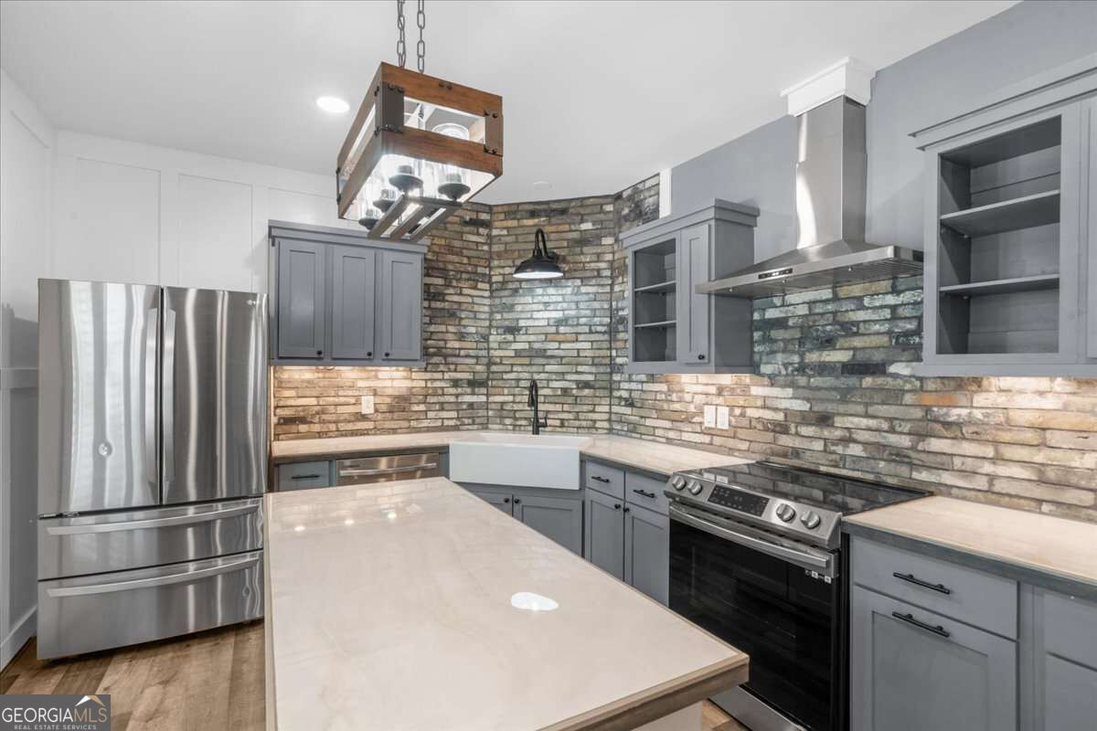 7560 Crestline Drive