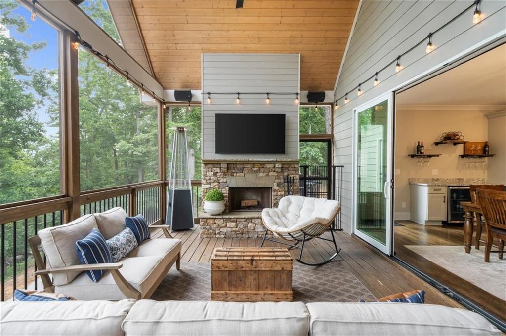 7560 Crestline Drive