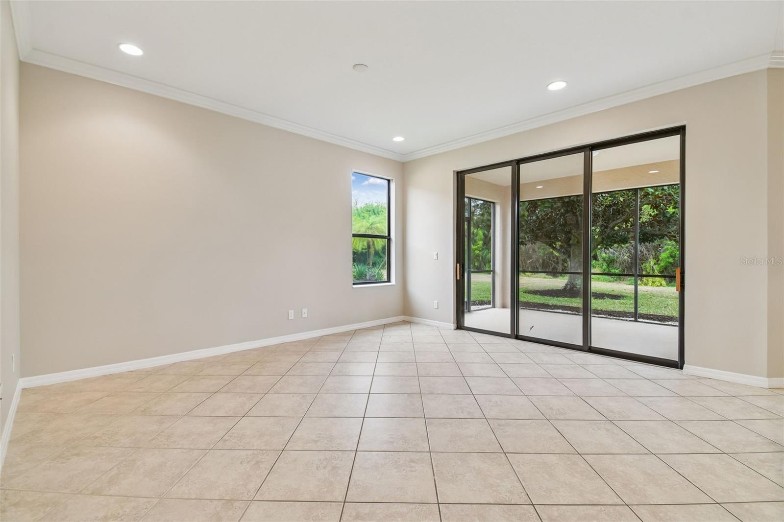 127 SILVER FALLS DR