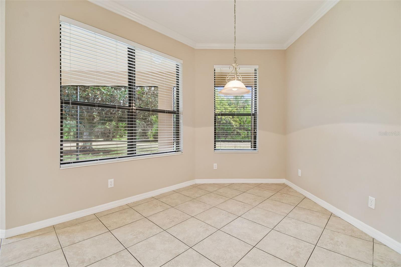 127 SILVER FALLS DR