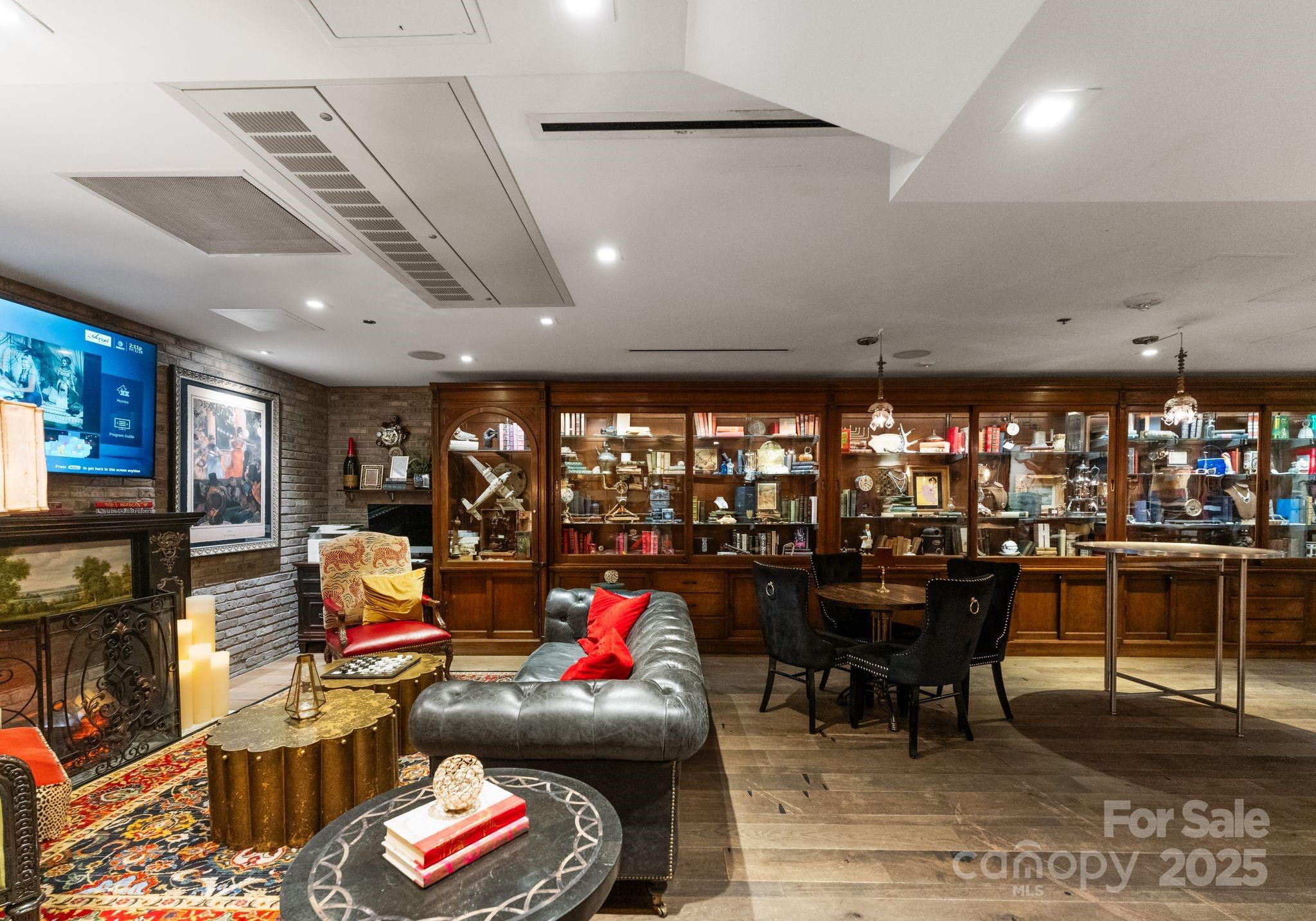 127 N Tryon Street Unit: 615