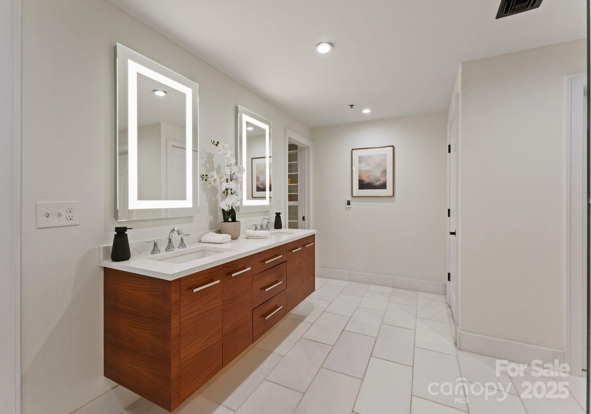 127 N Tryon Street Unit: 615
