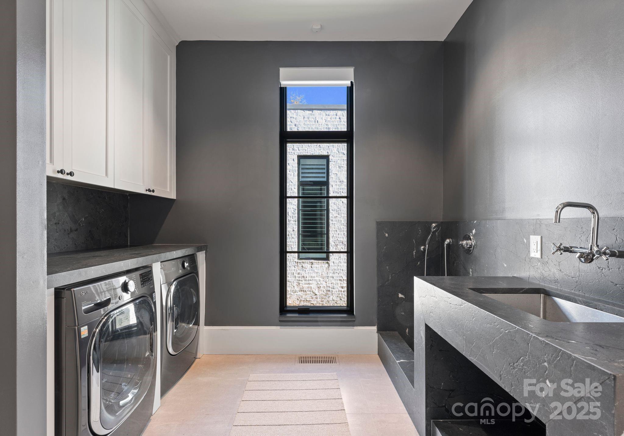 2825 Kenwood Sharon Lane