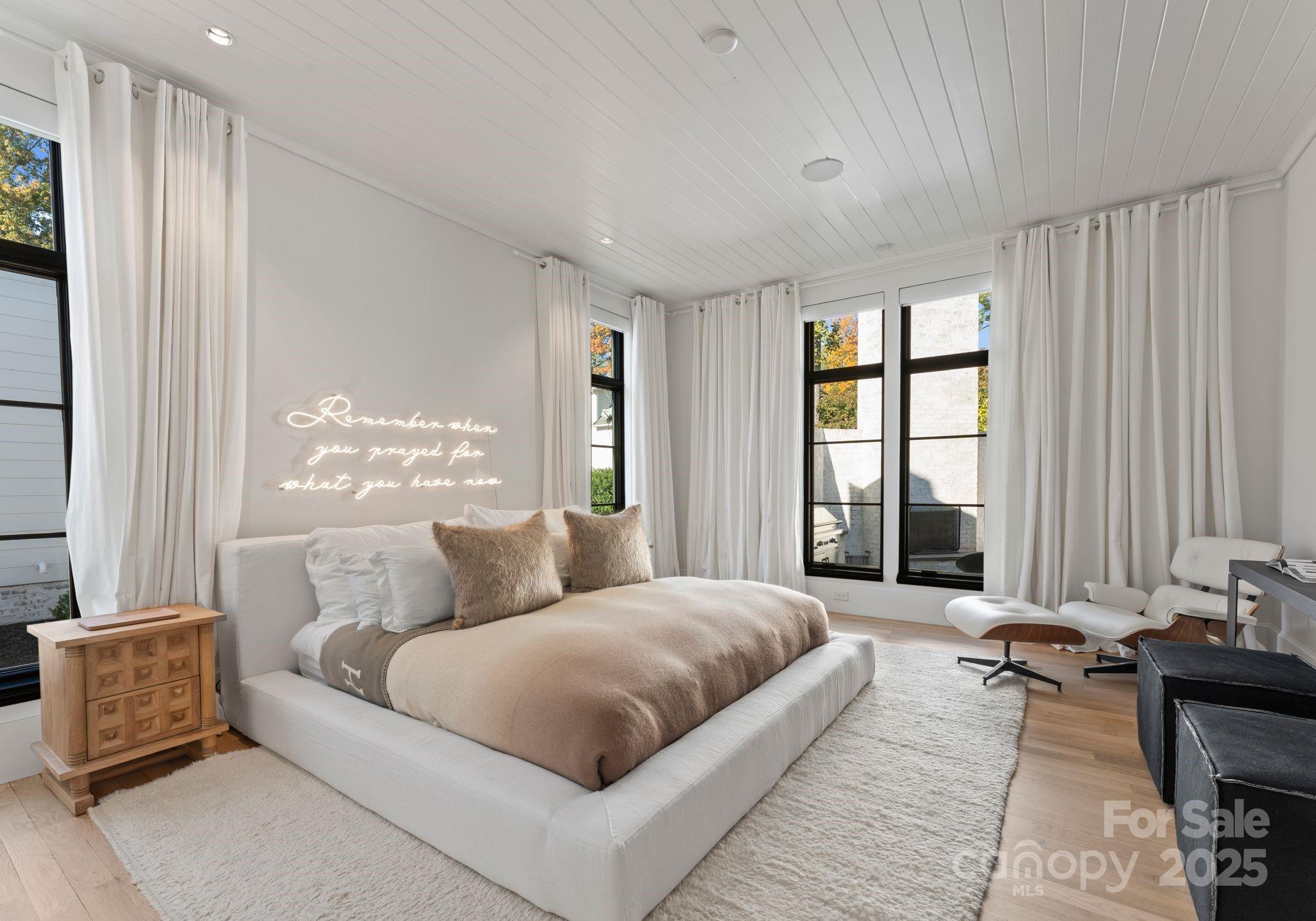 2825 Kenwood Sharon Lane