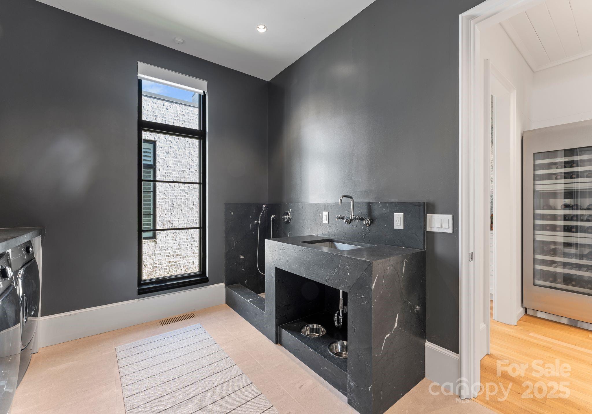 2825 Kenwood Sharon Lane