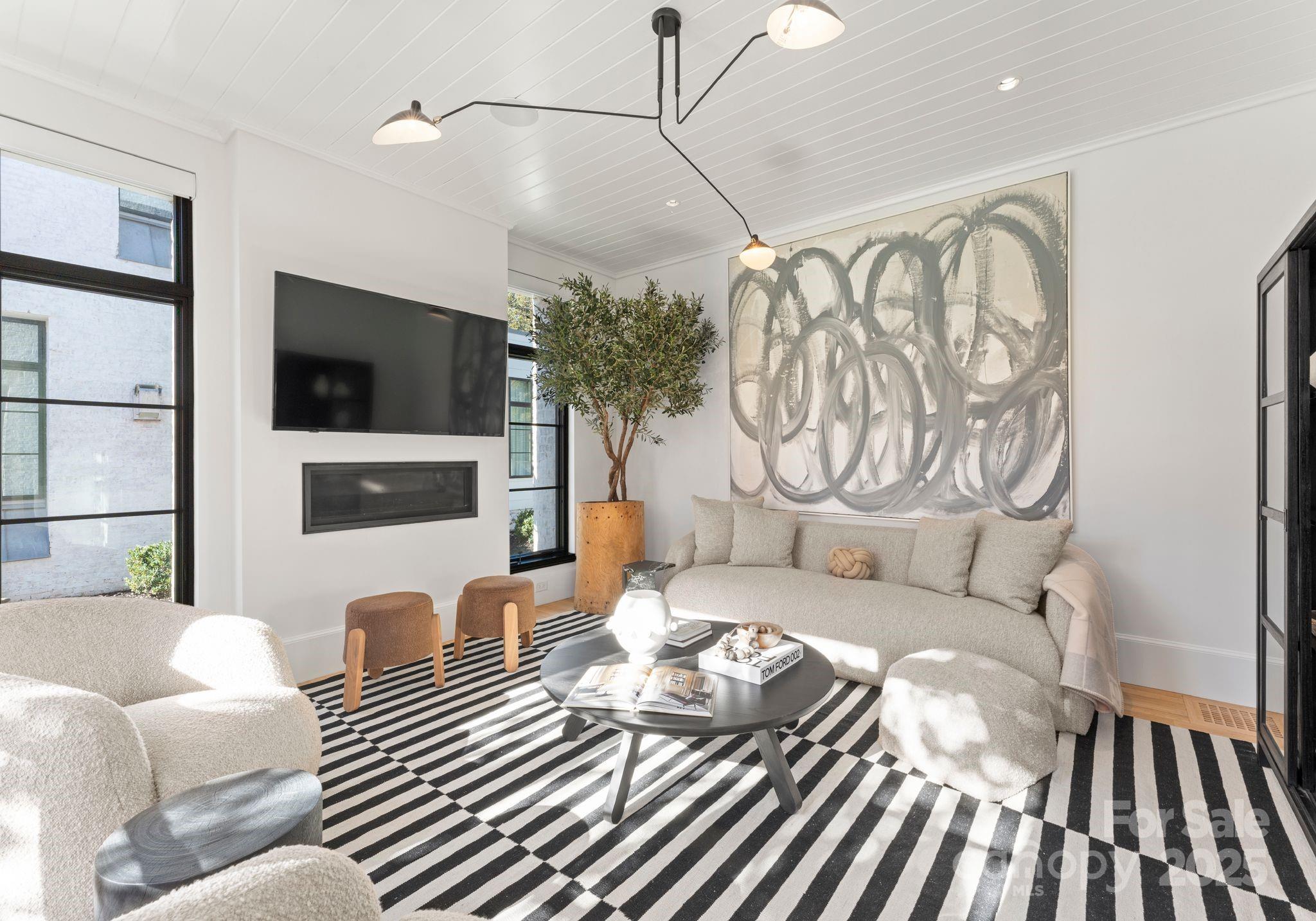 2825 Kenwood Sharon Lane