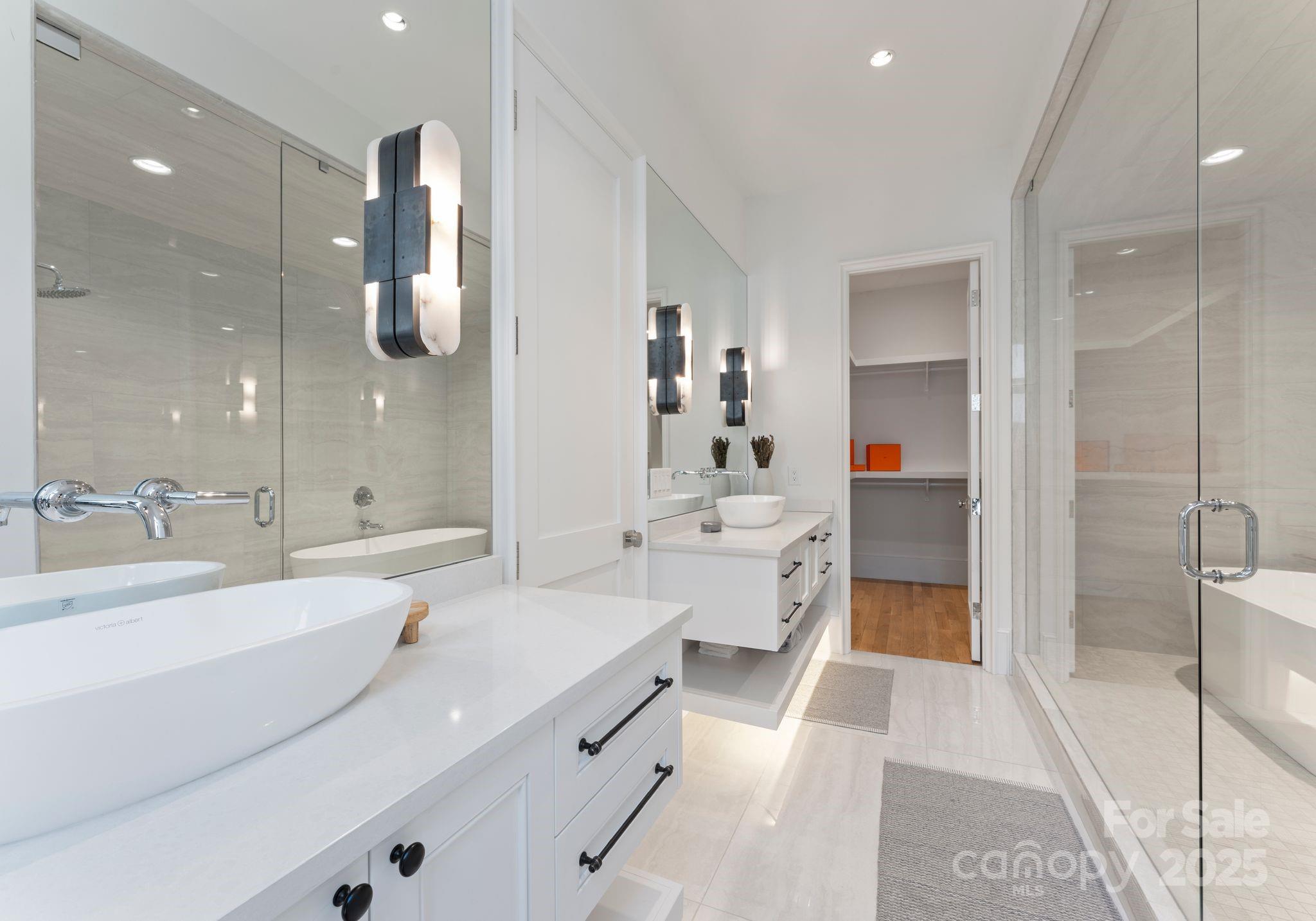 2825 Kenwood Sharon Lane