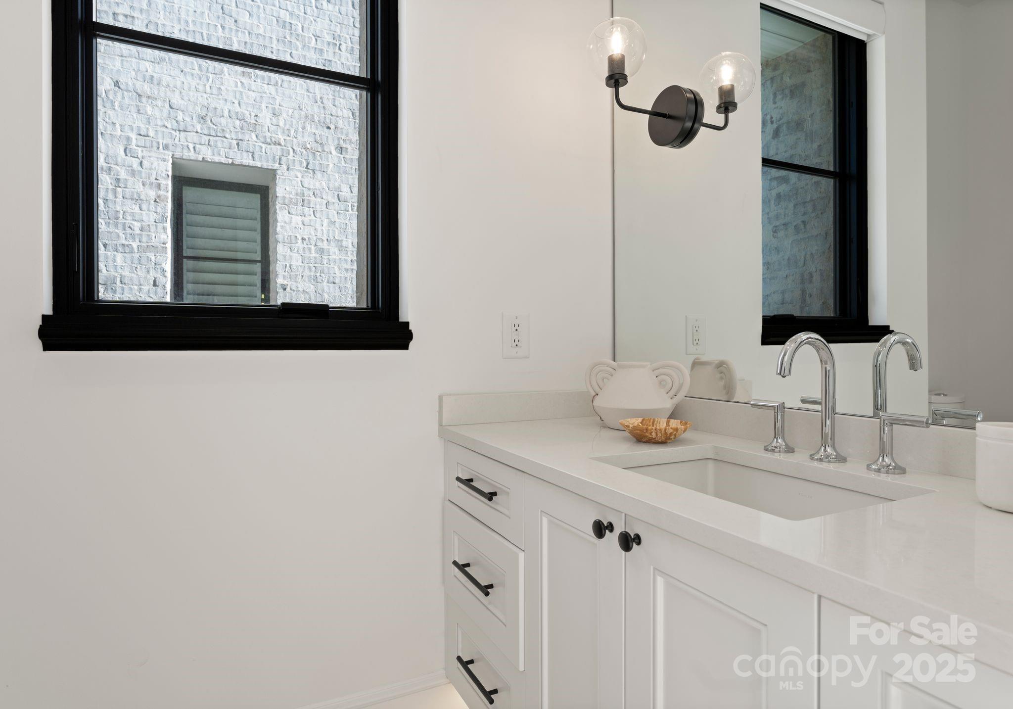 2825 Kenwood Sharon Lane