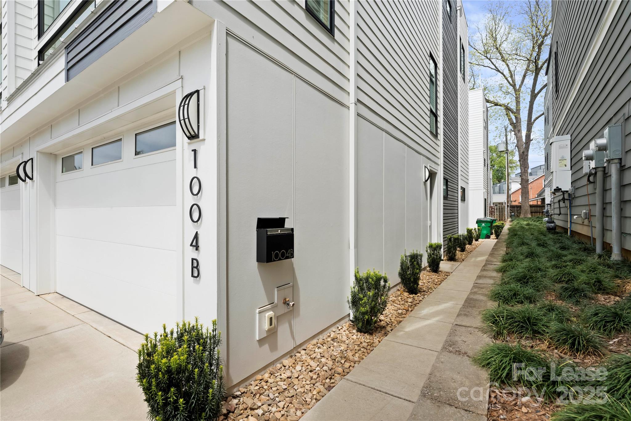 1004 B Greenleaf Avenue Unit: B