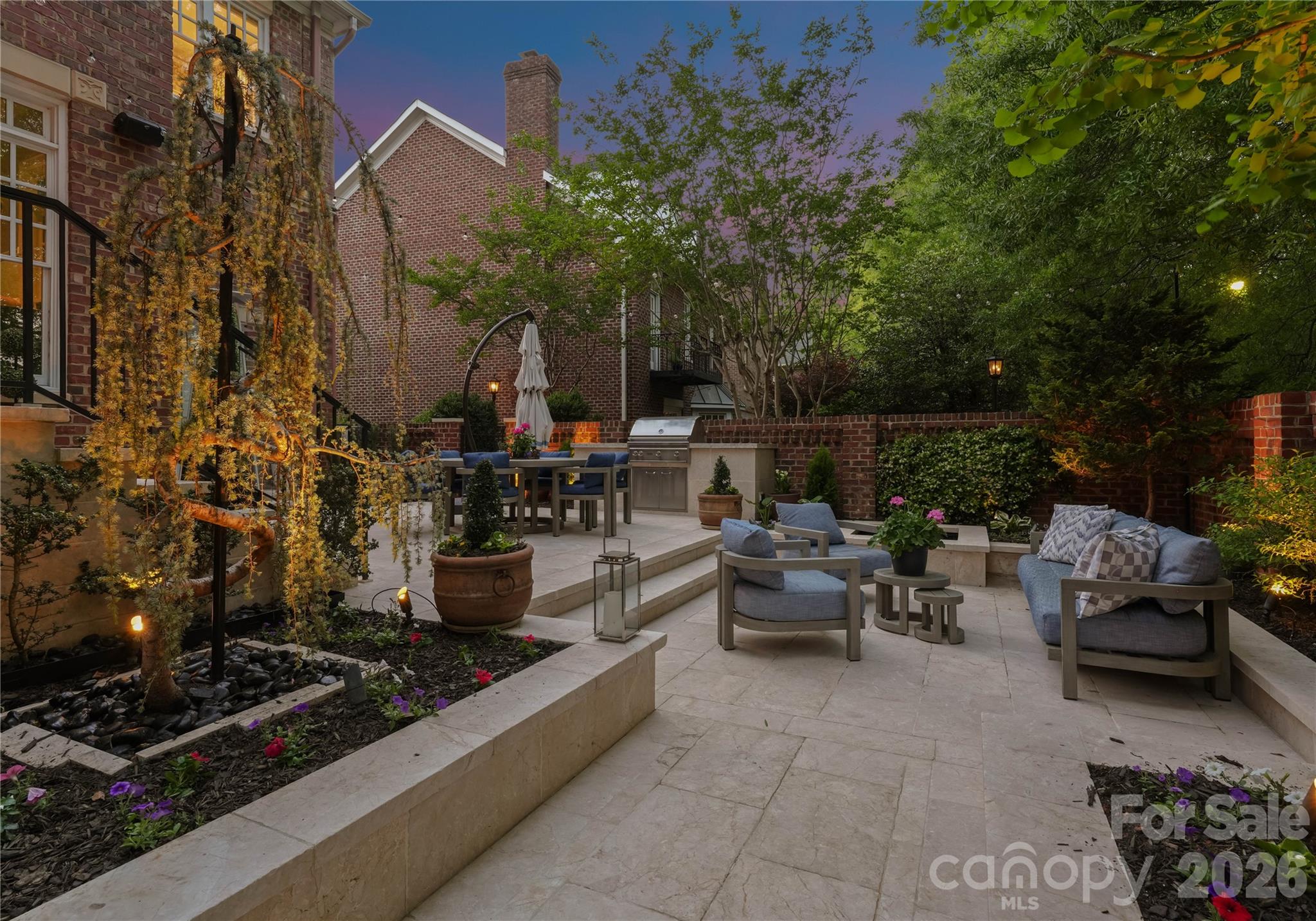 1124 Dilworth Crescent Row