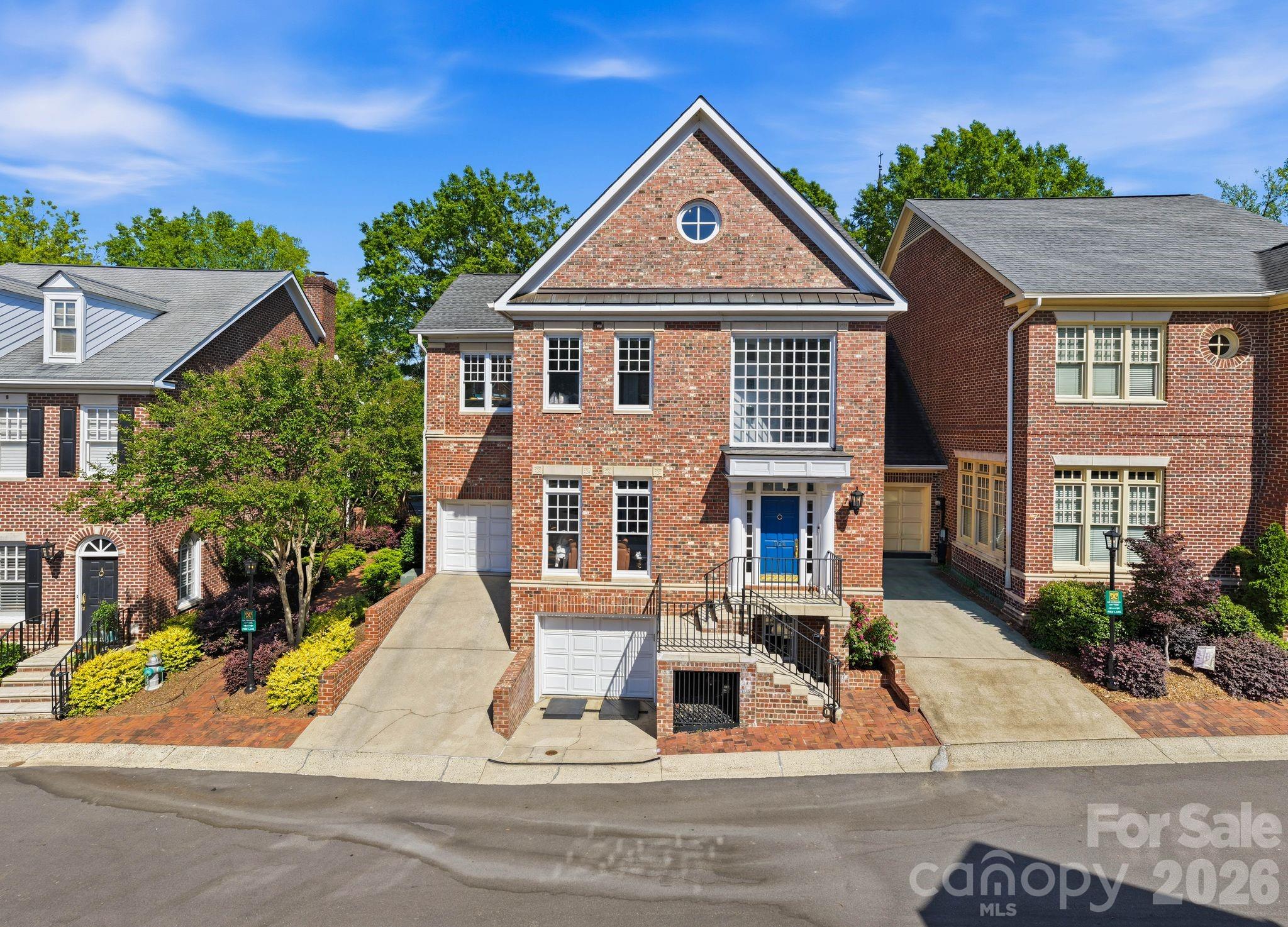 1124 Dilworth Crescent Row