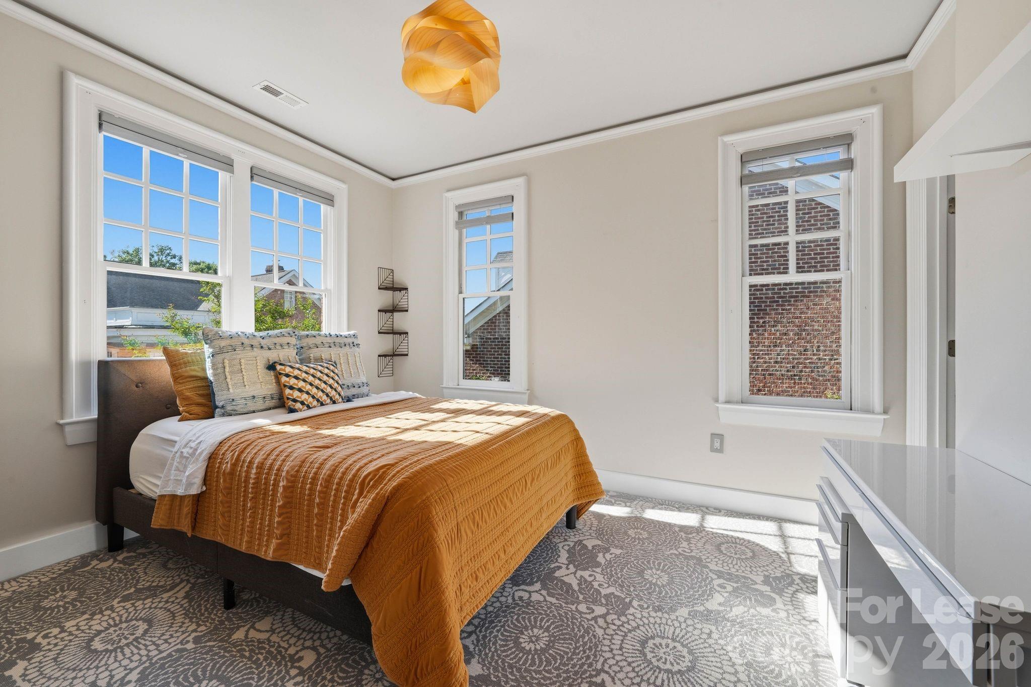 1124 Dilworth Crescent Row