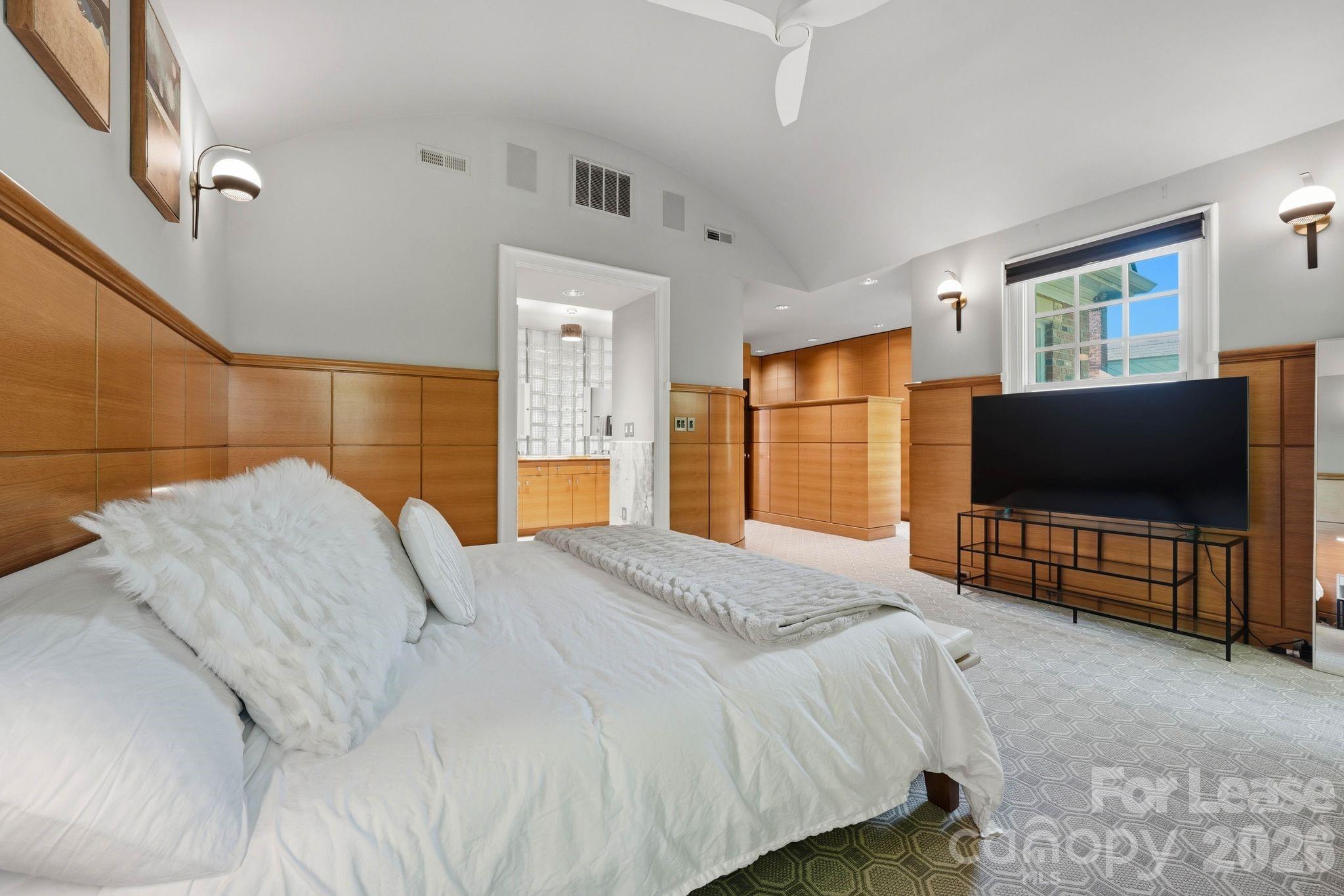 1124 Dilworth Crescent Row