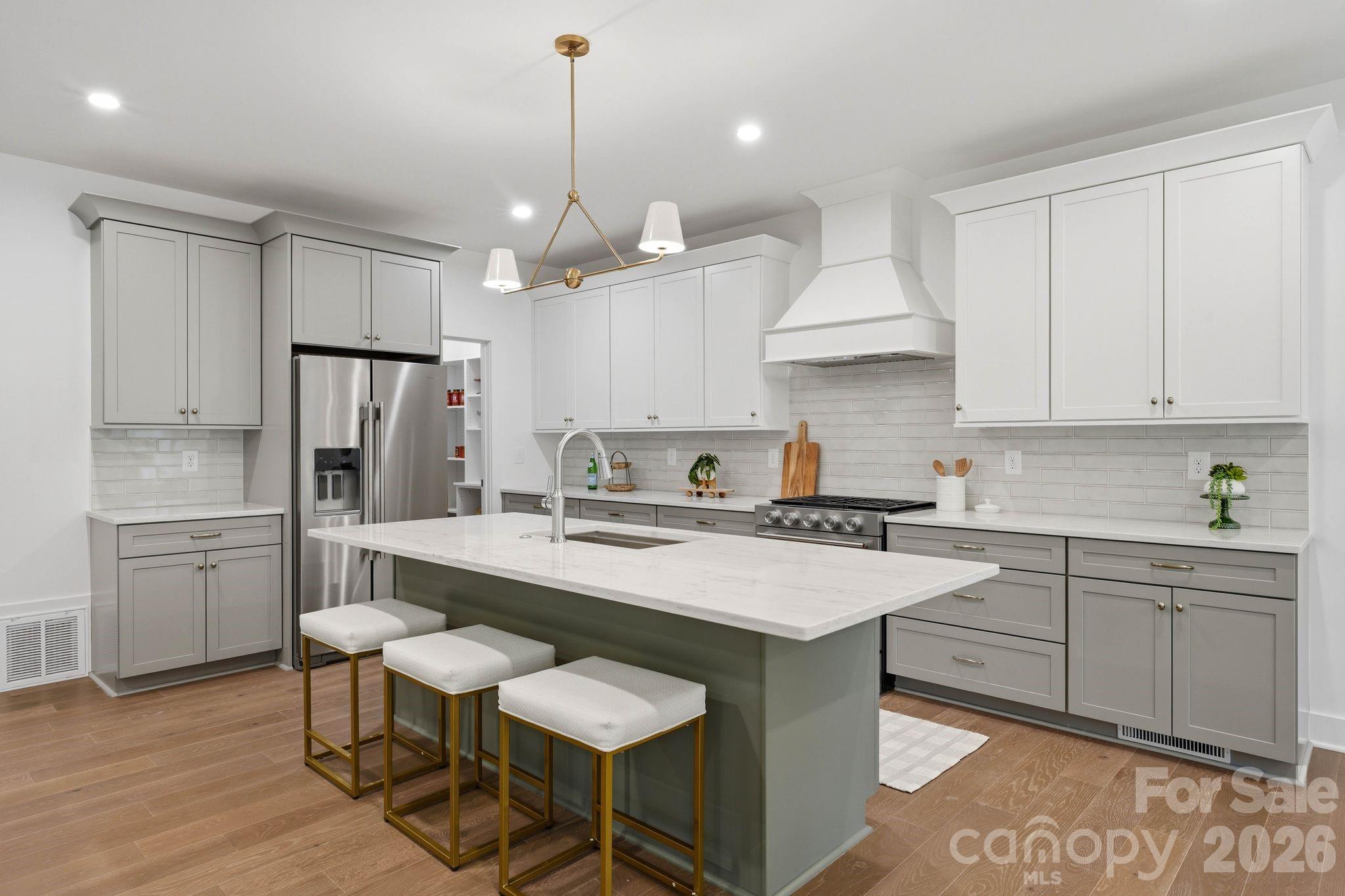 2315 Chateau Court