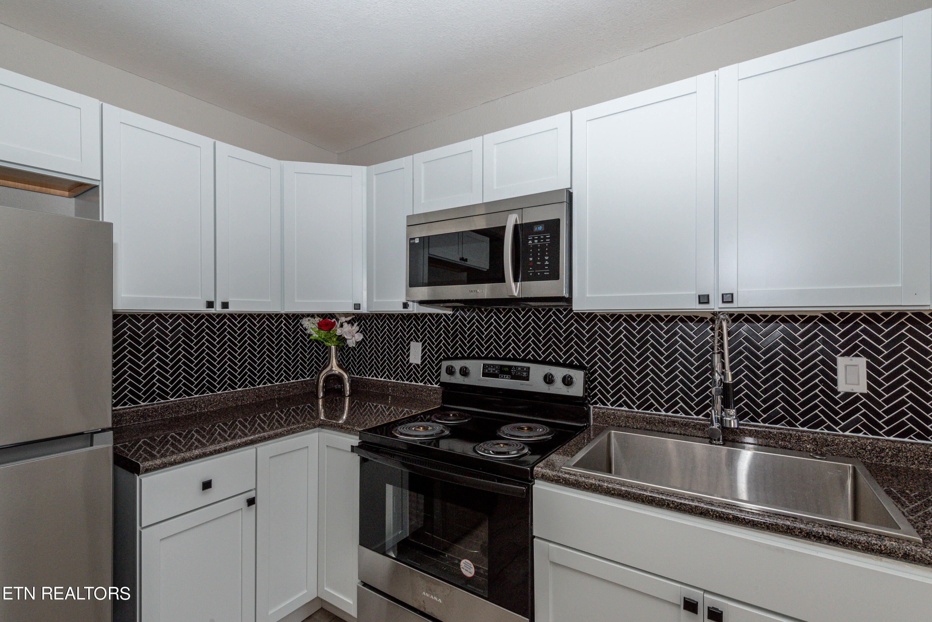 294 W Newton St