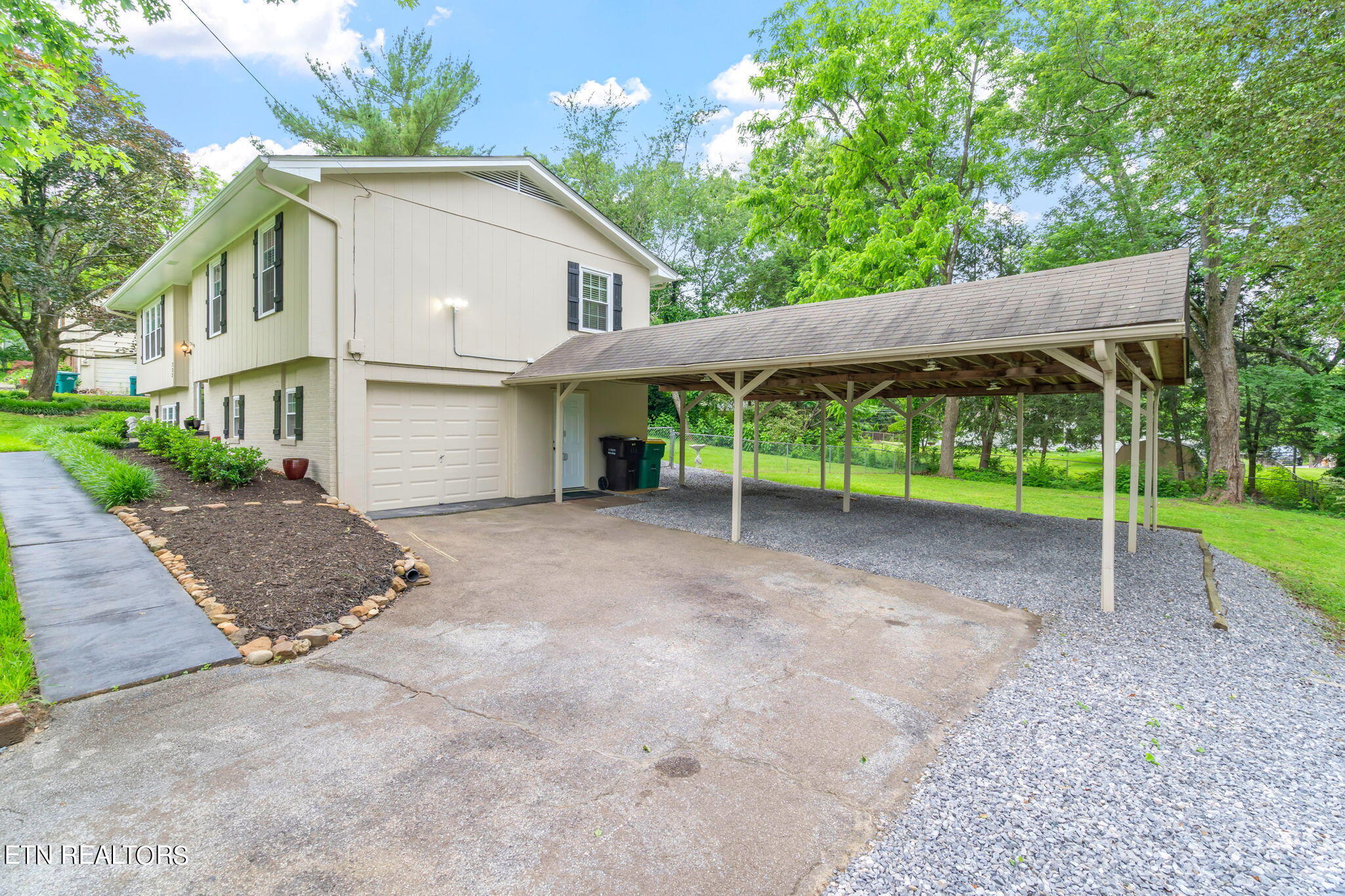 233 Amesbury Rd