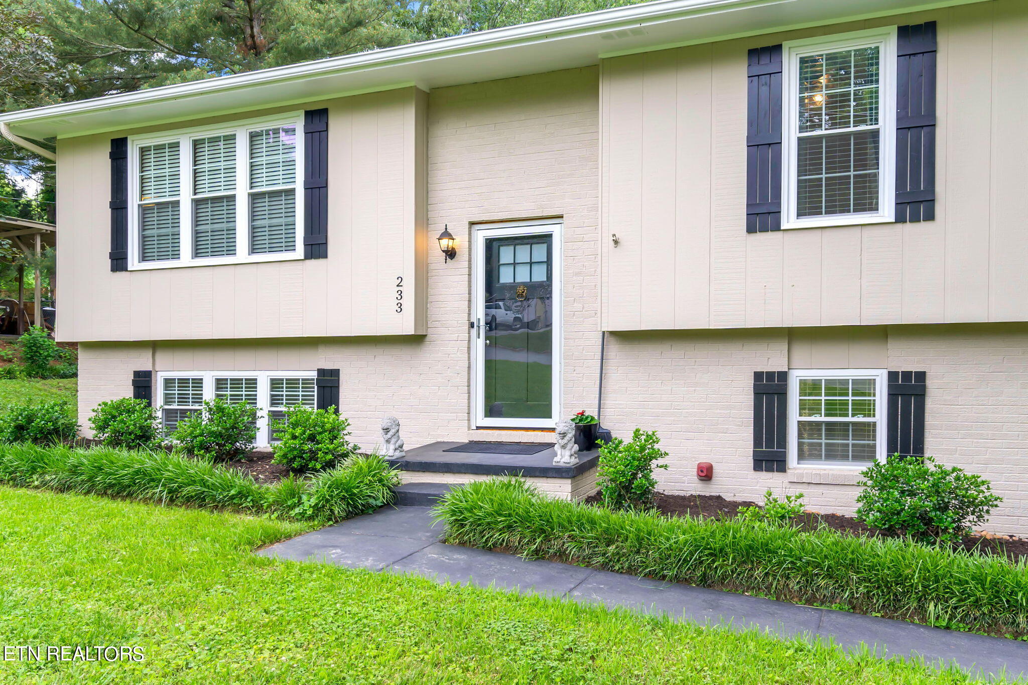 233 Amesbury Rd