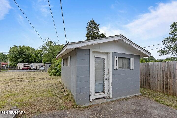 2504 Cecelia Ave