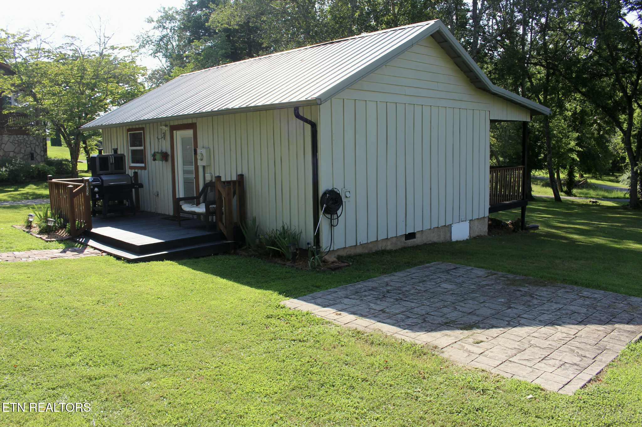 105 Lakeshore View Drive