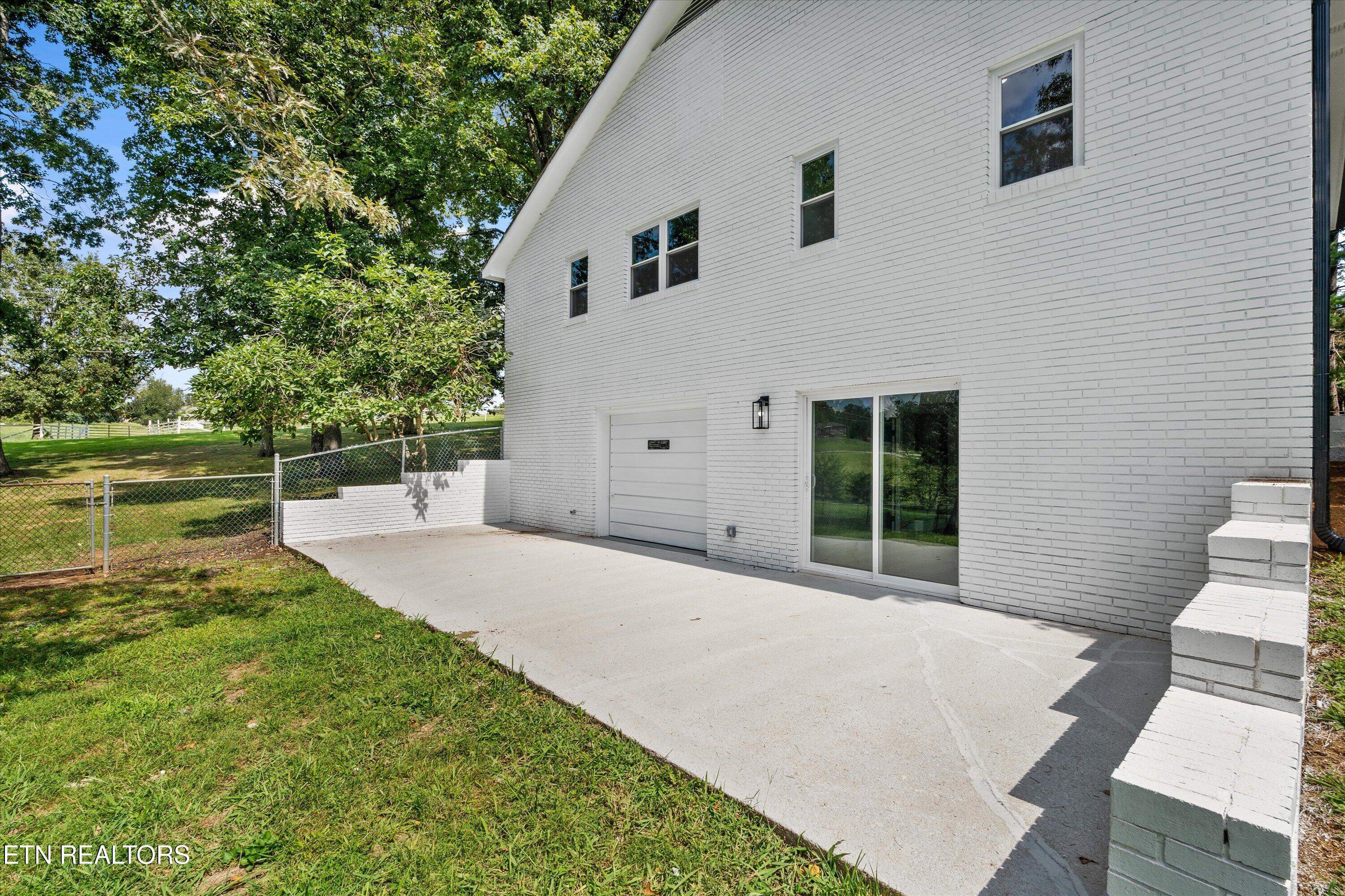 1939 Smoky View Circle