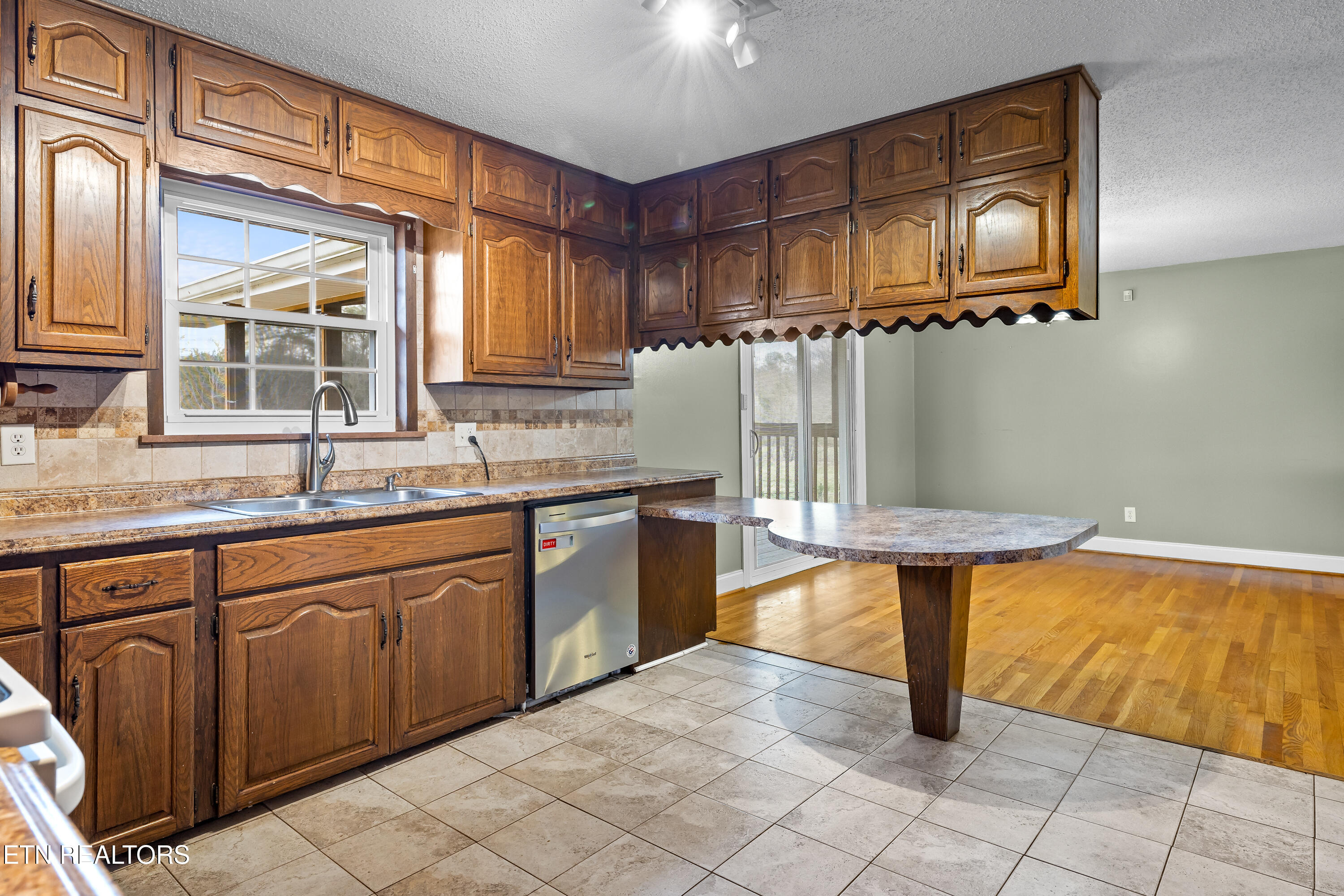 911 Tipton Station Rd