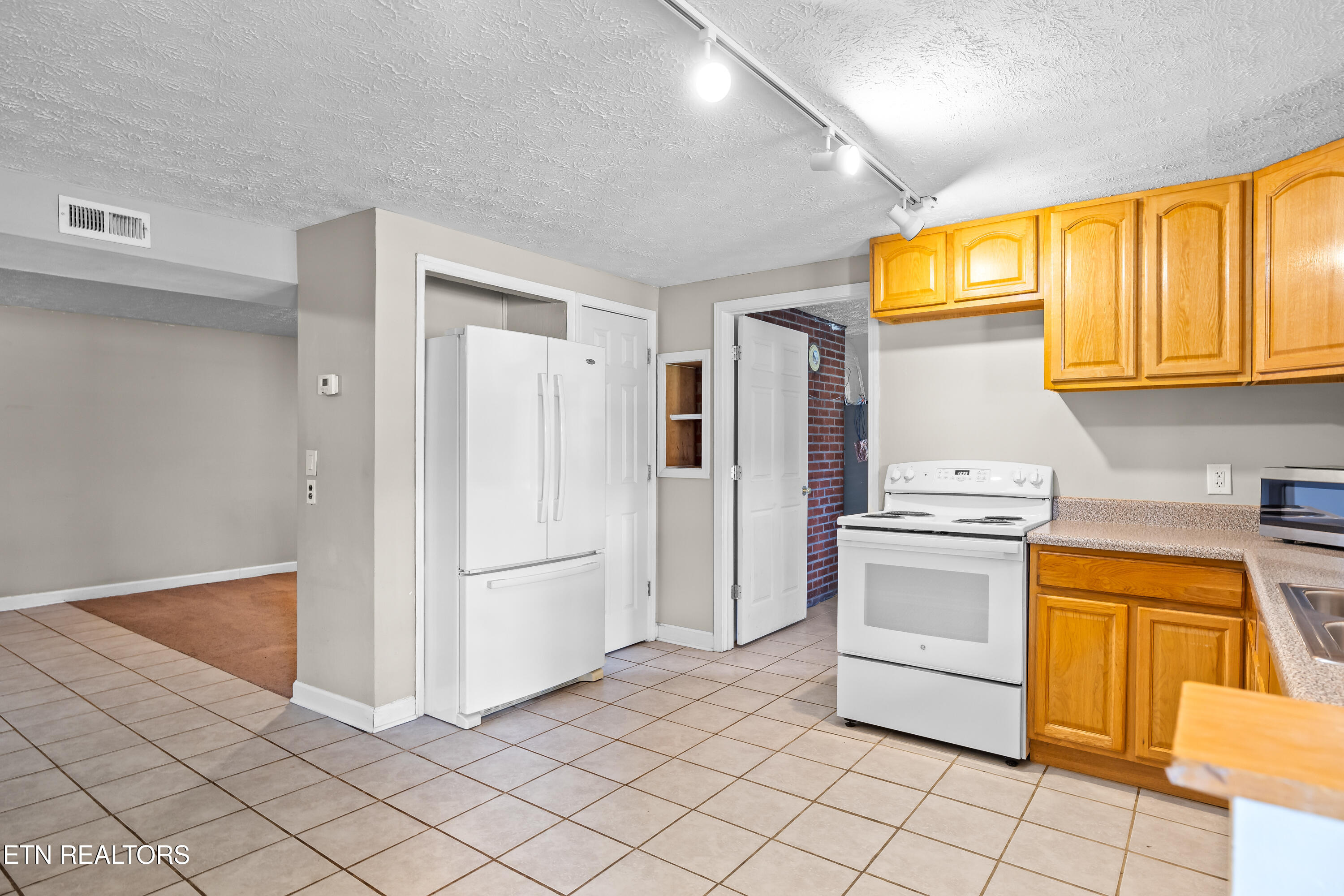 911 Tipton Station Rd