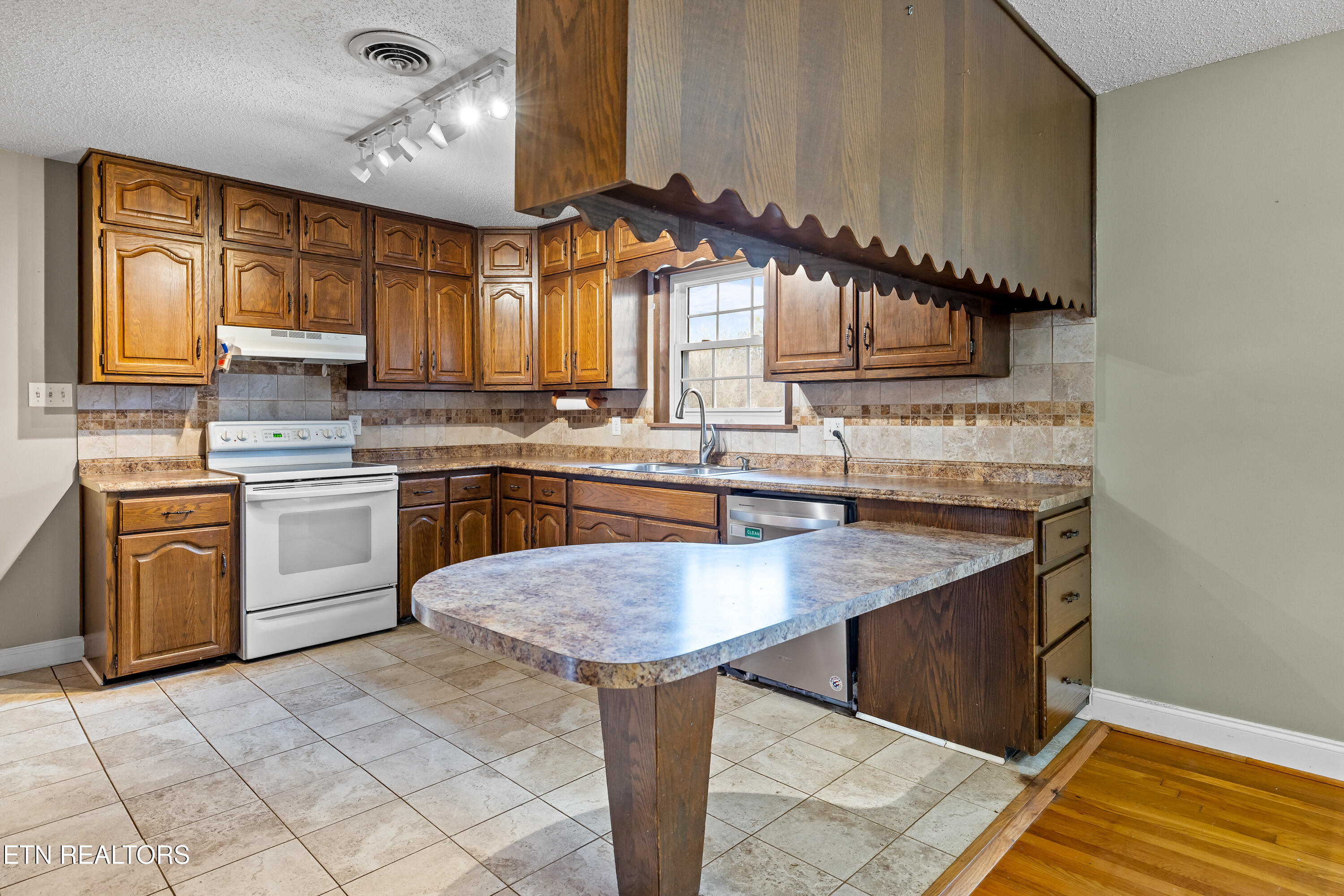 911 Tipton Station Rd