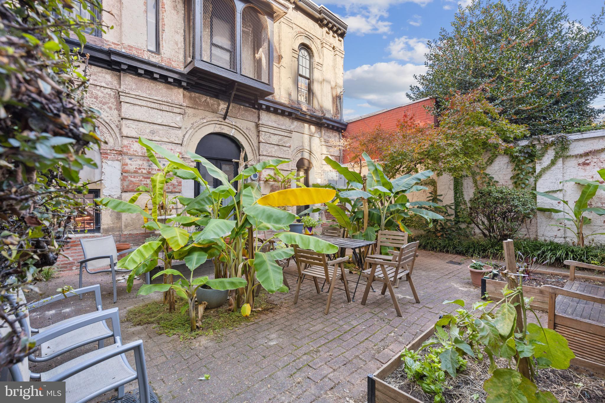 12 E MOUNT VERNON PLACE 201