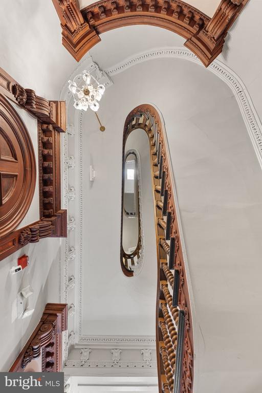 12 E MOUNT VERNON PLACE 201