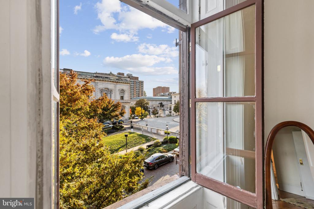 12 E MOUNT VERNON PLACE 201