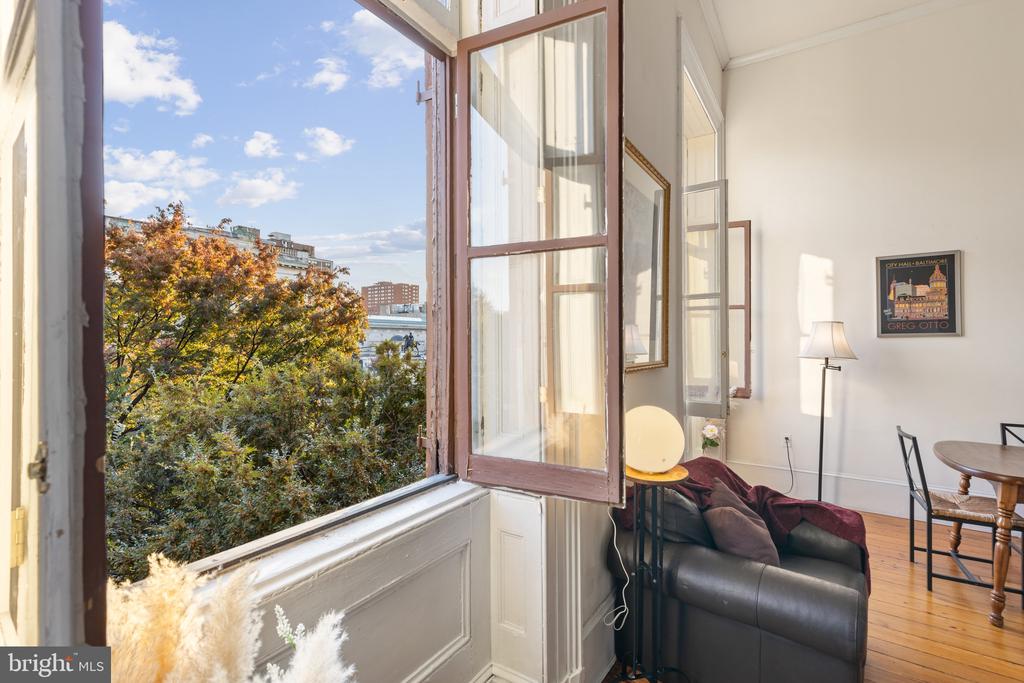 12 E MOUNT VERNON PLACE 201