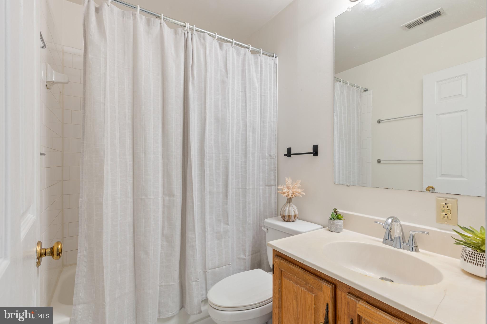 12 E MOUNT VERNON PLACE 201