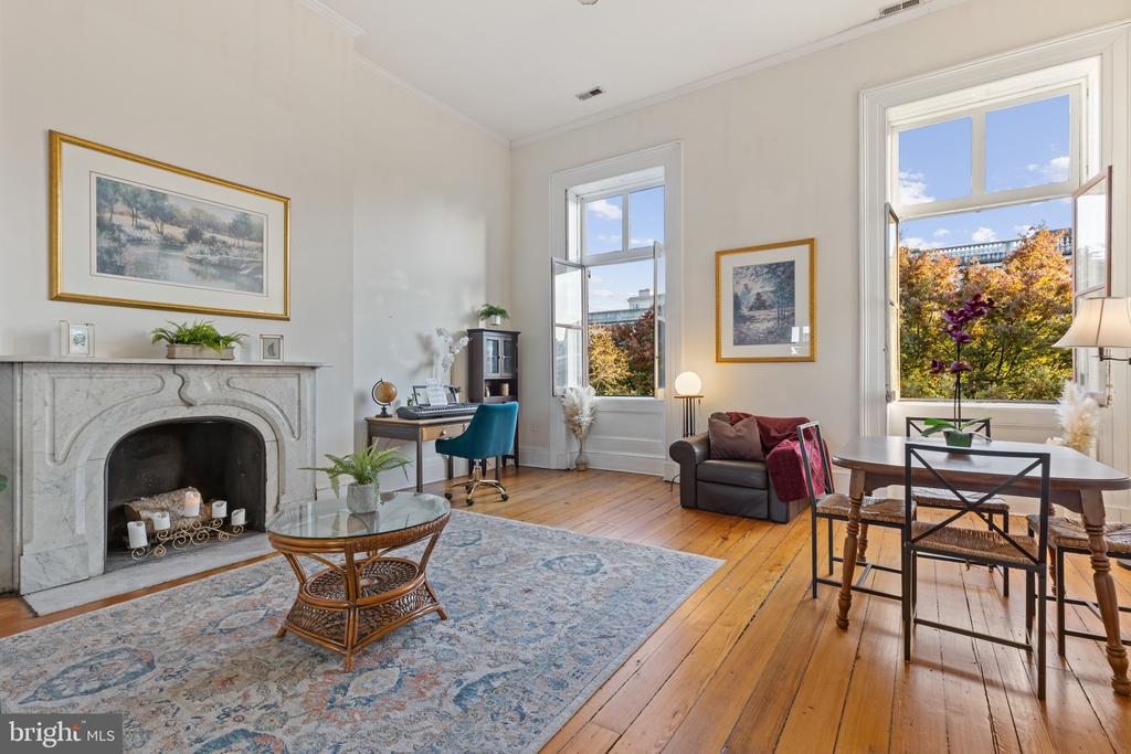 12 E MOUNT VERNON PLACE 201