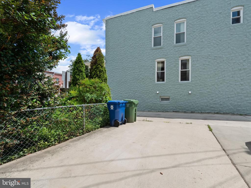 905 W 38TH STREET