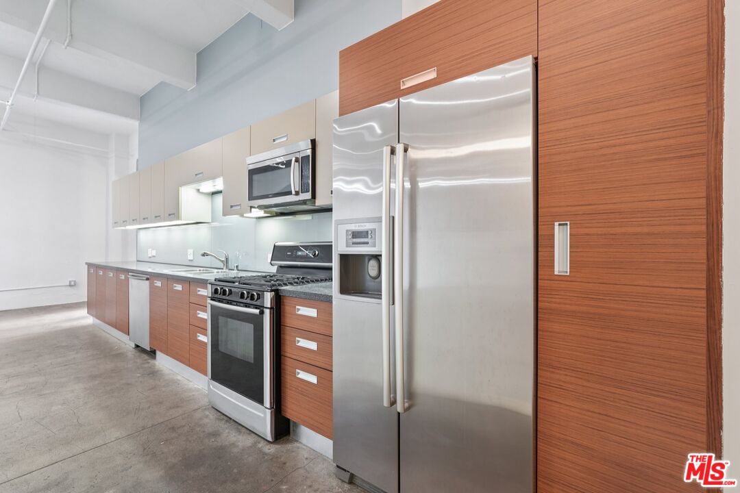 738 S Los Angeles St Unit: 302