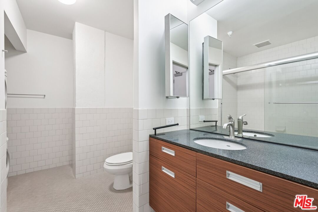 738 S Los Angeles St Unit: 302