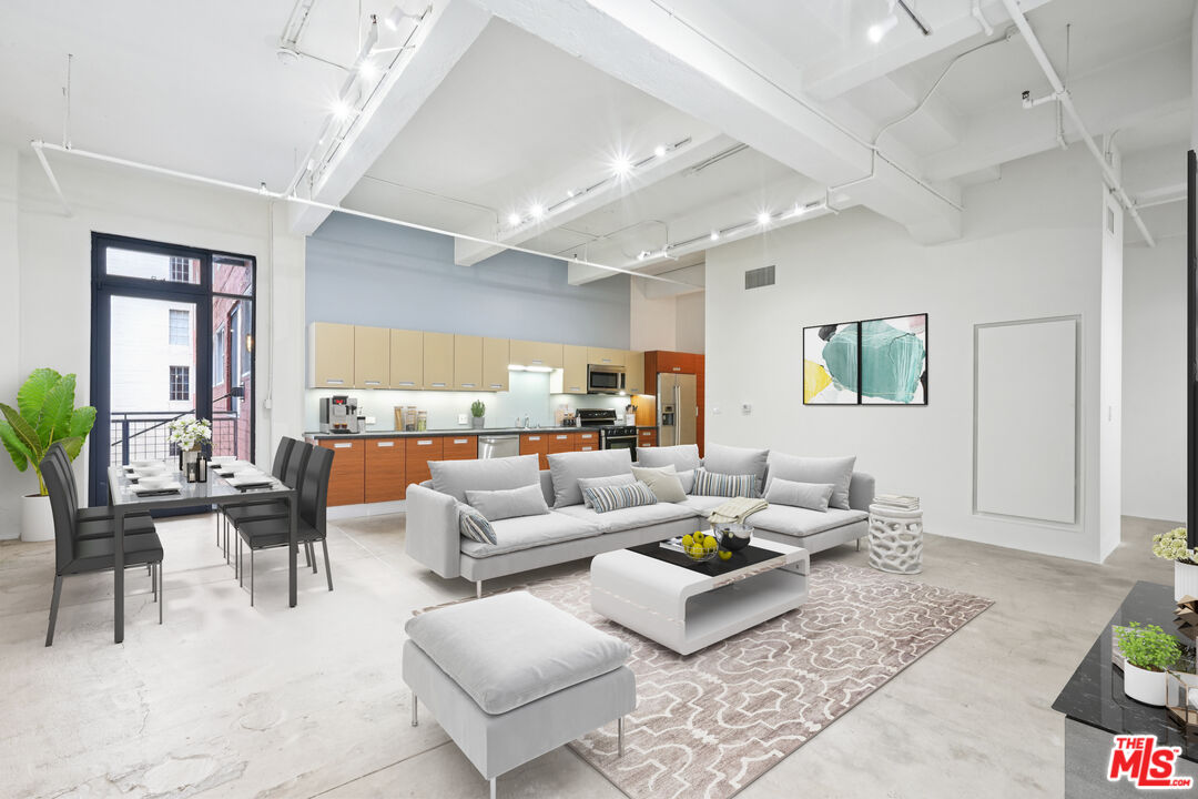 738 S Los Angeles St Unit: 302