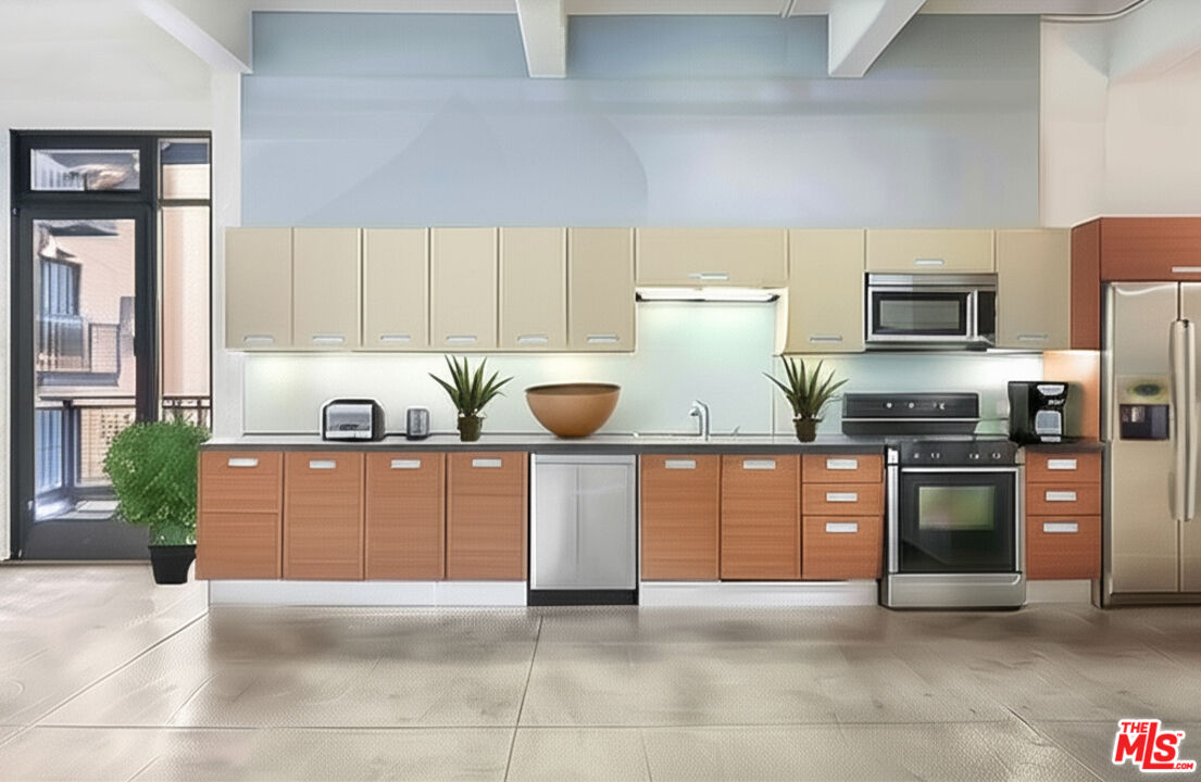 738 S Los Angeles St Unit: 302
