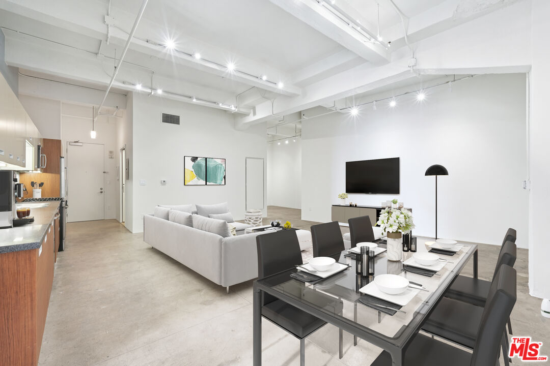 738 S Los Angeles St Unit: 302