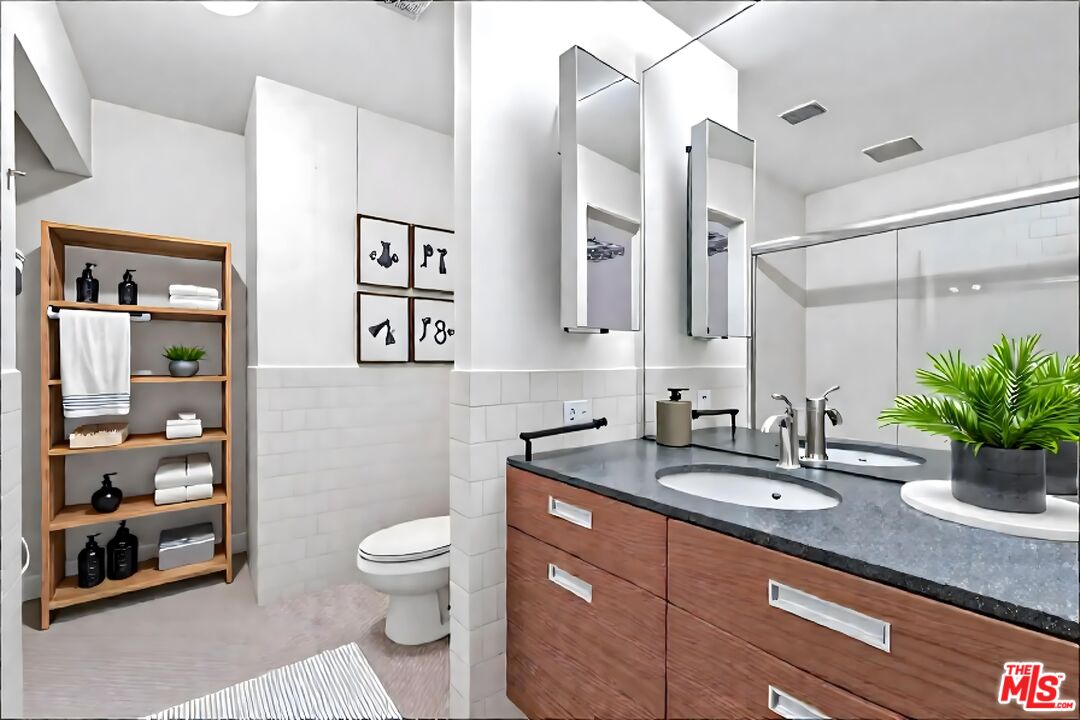 738 S Los Angeles St Unit: 302