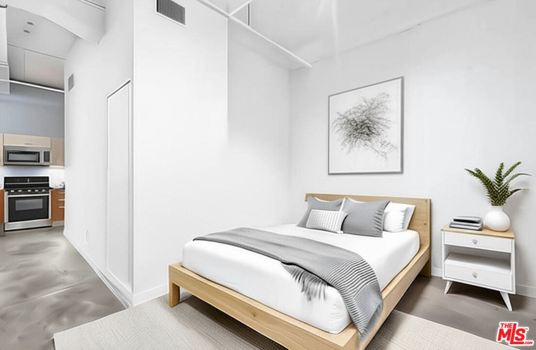 738 S Los Angeles St Unit: 302