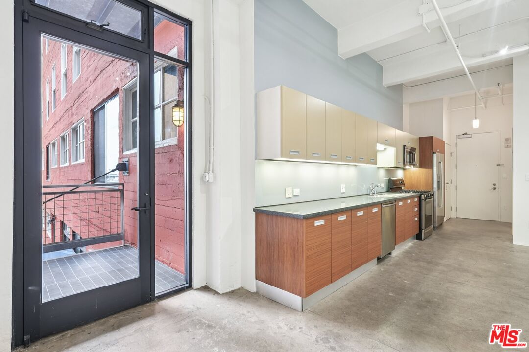738 S Los Angeles St Unit: 302
