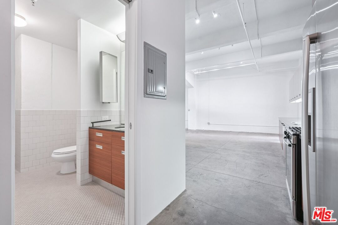 738 S Los Angeles St Unit: 302