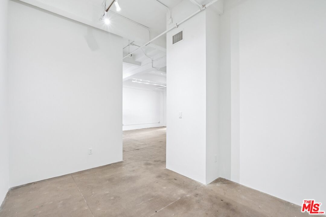 738 S Los Angeles St Unit: 302