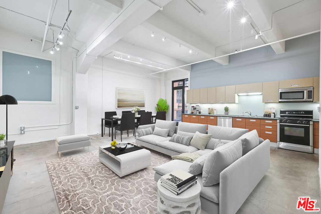 738 S Los Angeles St Unit: 302