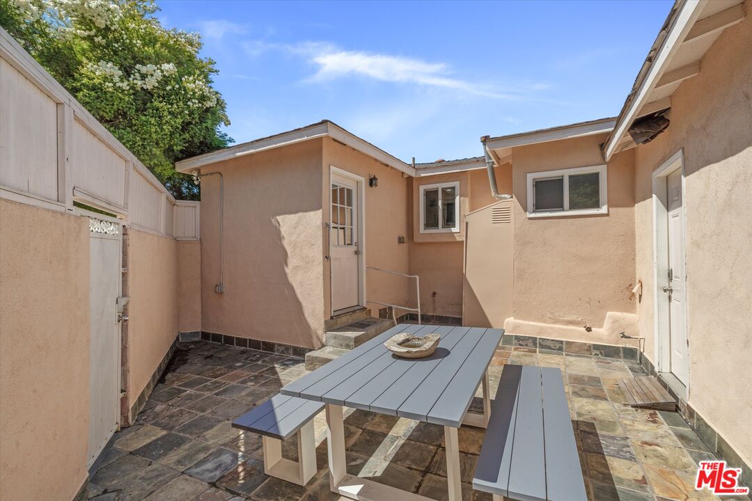 2800 Veteran Ave