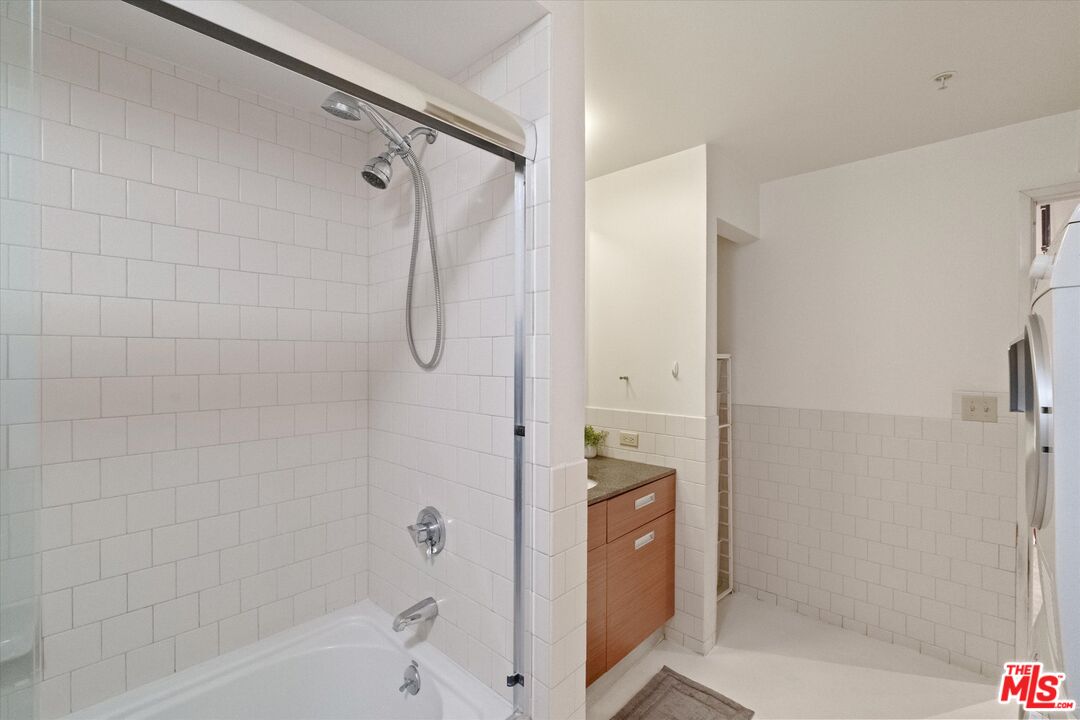 746 S Los Angeles St Unit: 403