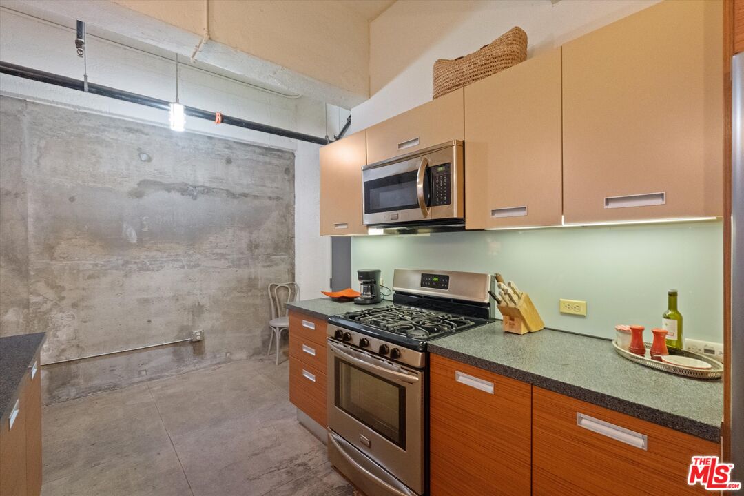 746 S Los Angeles St Unit: 403