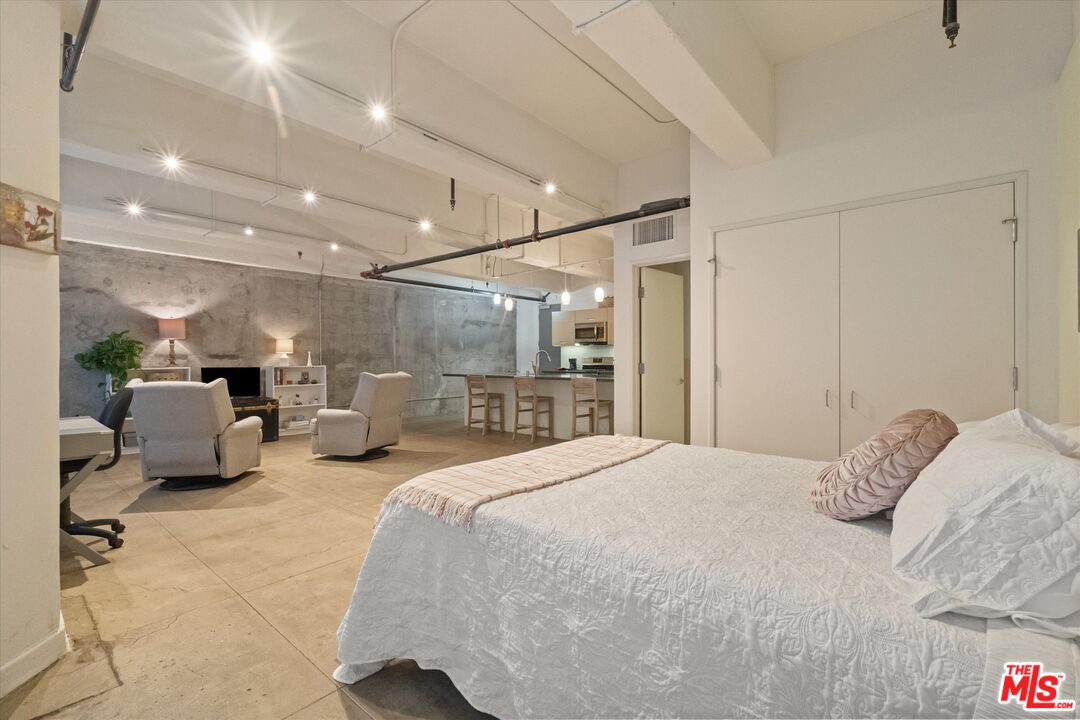 746 S Los Angeles St Unit: 403